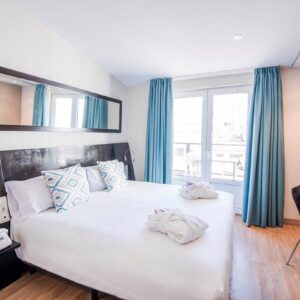 3 daagse stedentrip naar Petit Palace Plaza de la Reina in valencia, spanje - Afbeelding 1